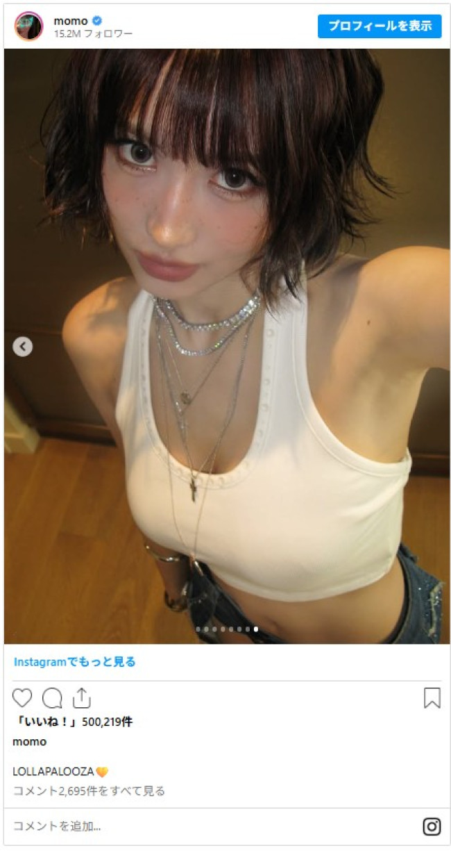 写真）TWICE モモ、へそ出しタンクトップ姿で美スタイル際立つ 「腹筋