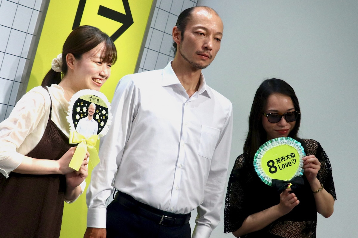 1日限定『８番出口』“歩く男”グリーティングに長蛇の列　無表情→笑顔で歓声上がって大盛り上がり