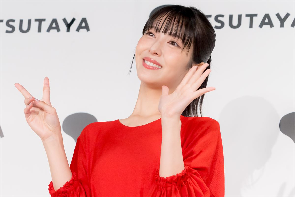 浜辺美波、初の“すっぴん撮影”で心がけたことは保湿「飛行機の中でもパック」