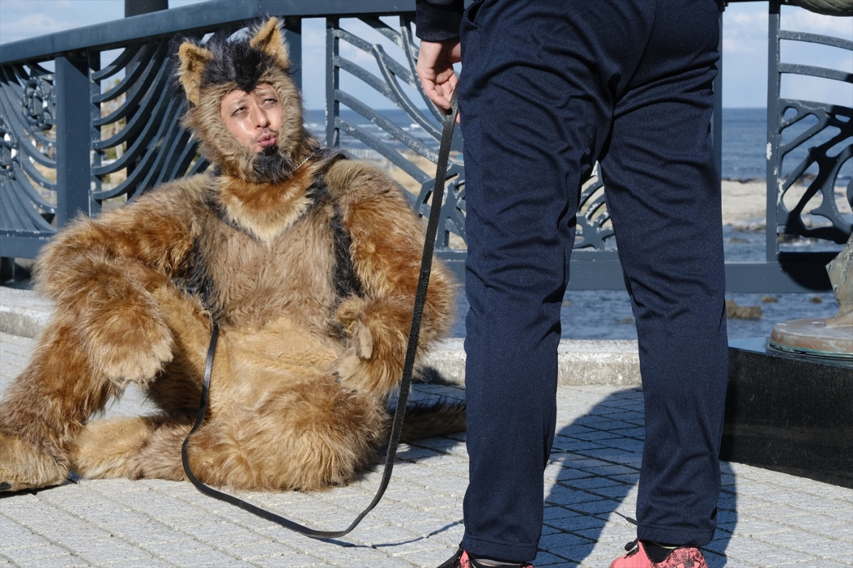 『THE オリバーな犬』“コニシさん”佐藤浩市が映画でも行方不明に？　新カット到着