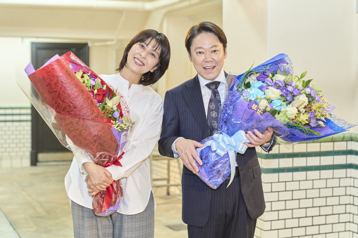 ドラマ『しあわせな結婚』クランクアップを迎えた(左から)松たか子、阿部サダヲ