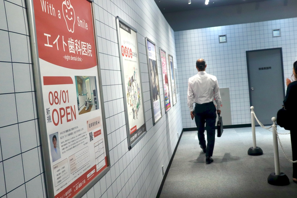 1日限定『８番出口』“歩く男”グリーティングに長蛇の列　無表情→笑顔で歓声上がって大盛り上がり