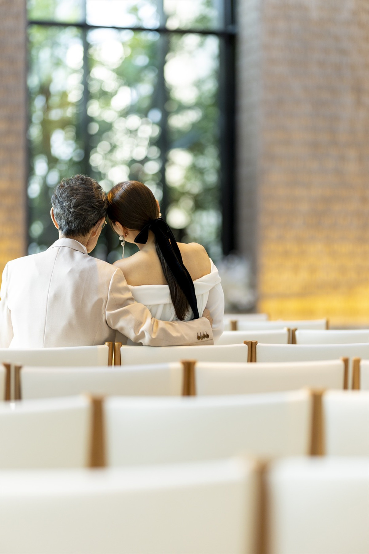 加藤茶・綾菜夫妻が「ゼクシィ」で大人なウエディング姿披露！　結婚15年目の誓い新たに