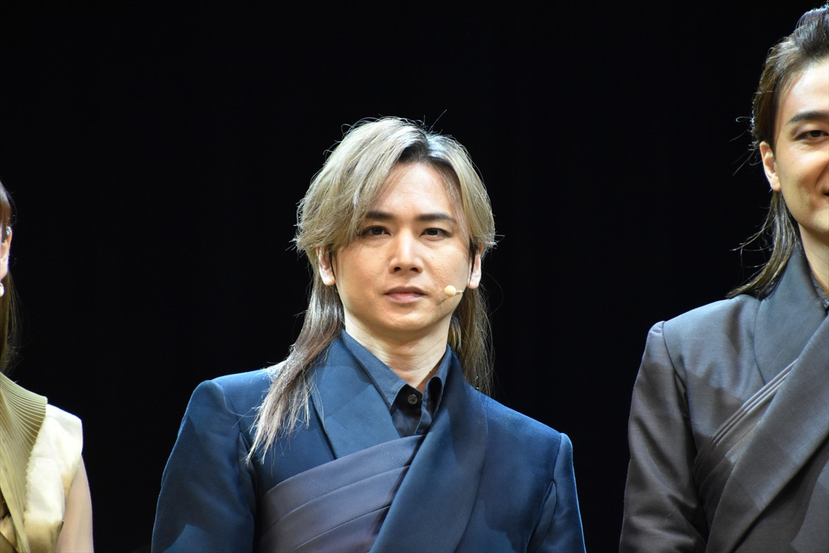 堂本光一、激しい動きで衣装が…「コンサートが終わる頃にはビリビリに」