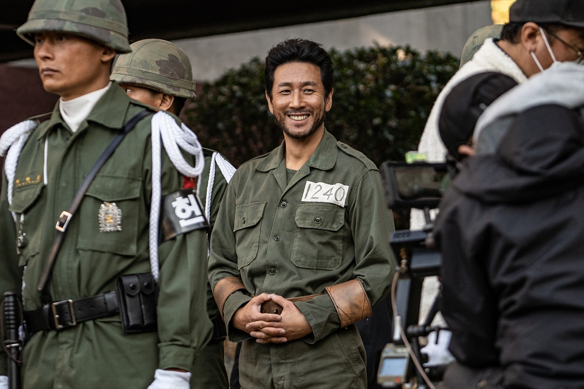 イ・ソンギュンさん最期の出演作『大統領暗殺裁判』、キャラクターポスター＆撮影裏メイキングカット解禁