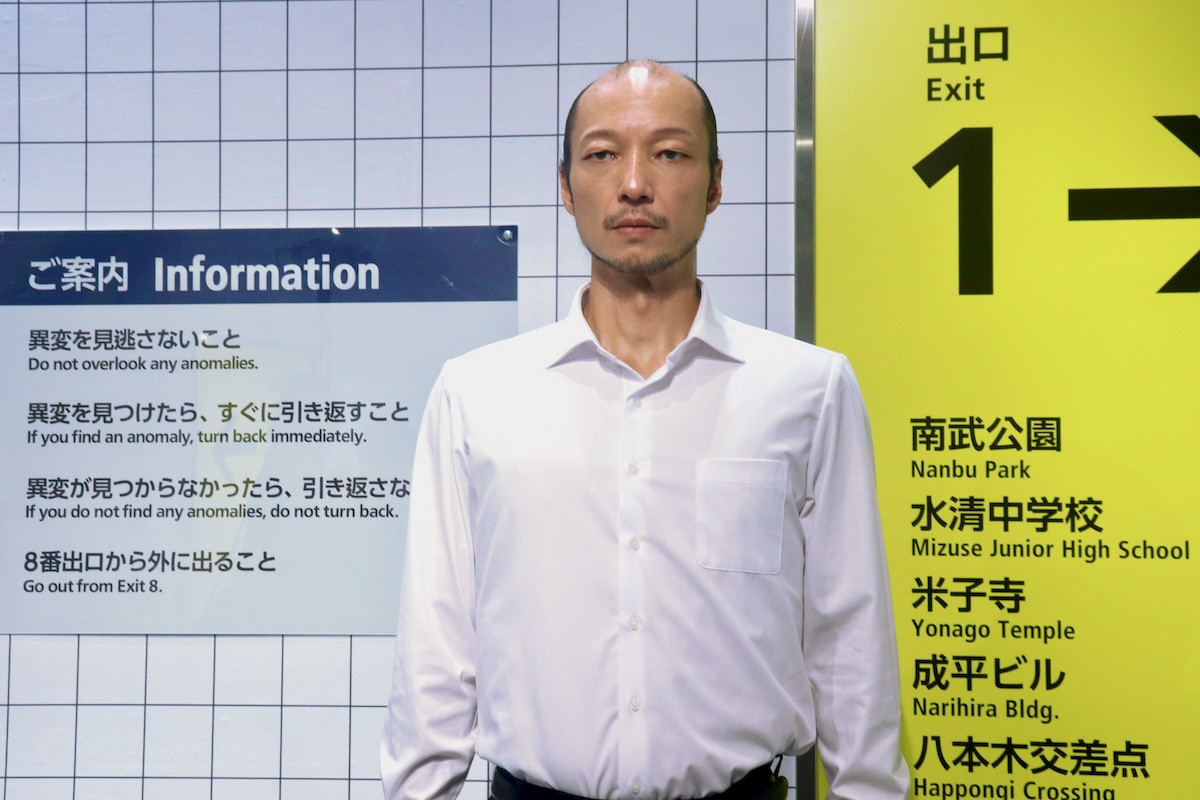 1日限定『８番出口』“歩く男”グリーティングに長蛇の列　無表情→笑顔で歓声上がって大盛り上がり