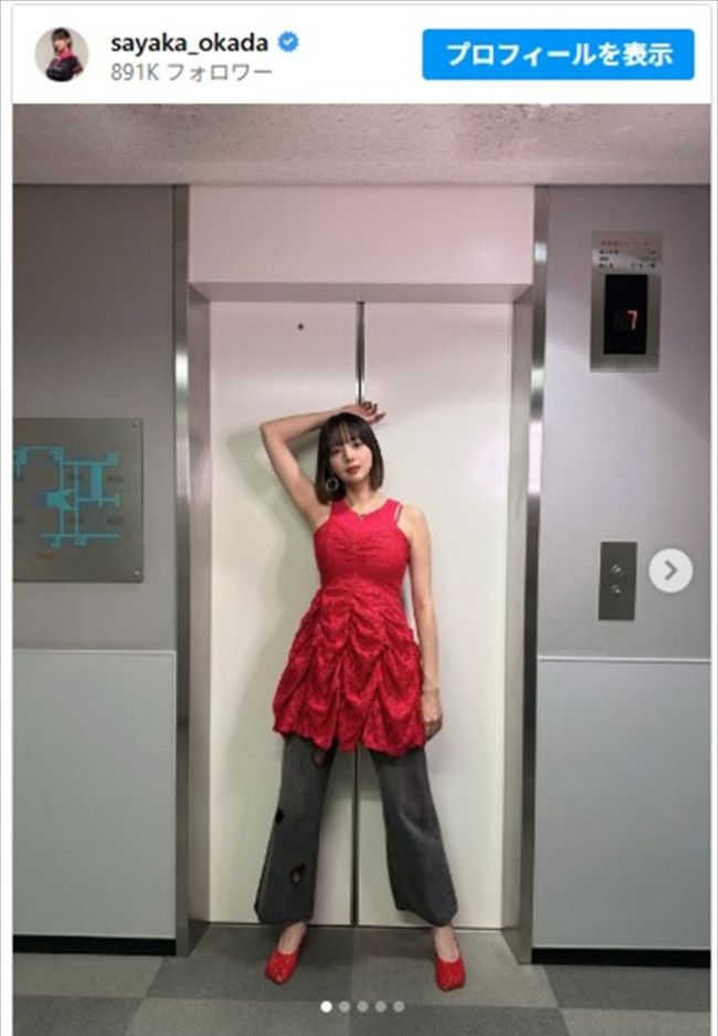 真っ赤な衣装がお似合いな岡田紗佳 ※「岡田紗佳」インスタグラム