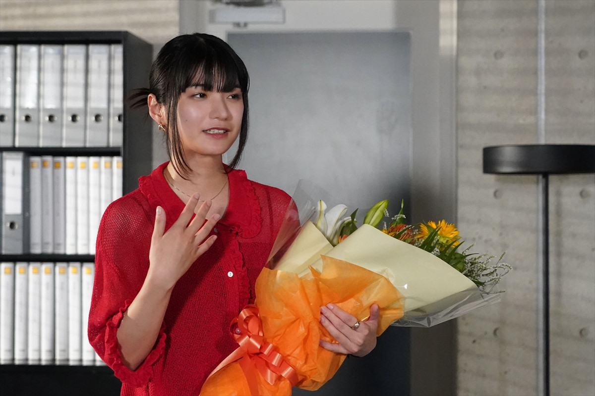 岩田剛典＆蒔田彩珠がハグ！　『DOCTOR PRICE』笑顔と涙のクランクアップ