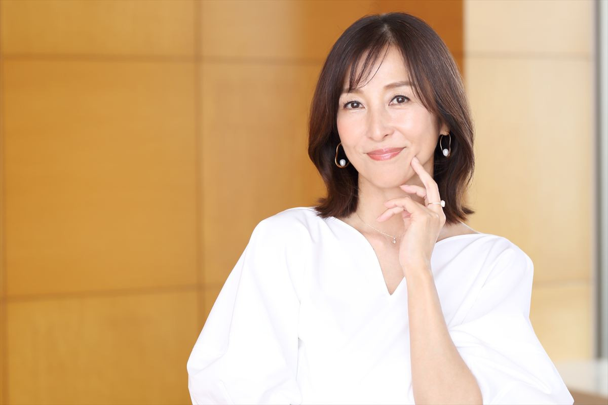 かとうれいこ56歳、水着でも魅せる“27年ぶりの写真集”　年齢を重ねることには「日々マイペースに抗ってる」