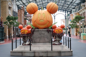 20250916_「ディズニー・ハロウィーン」ランド装飾＿ワールドバザール