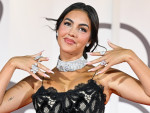 ロナウド婚約者、両手に巨大ダイヤのリングでベネチア国際映画祭に登場