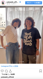 青木裕子、ふんわりパーマヘアのオフショット　※「青木裕子」インスタグラム
