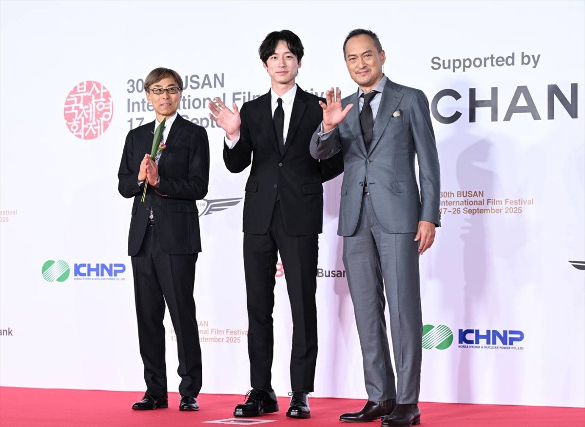 坂口健太郎＆渡辺謙、『盤上の向日葵』で釜山国際映画祭に登場　舞台挨拶で韓国語も披露