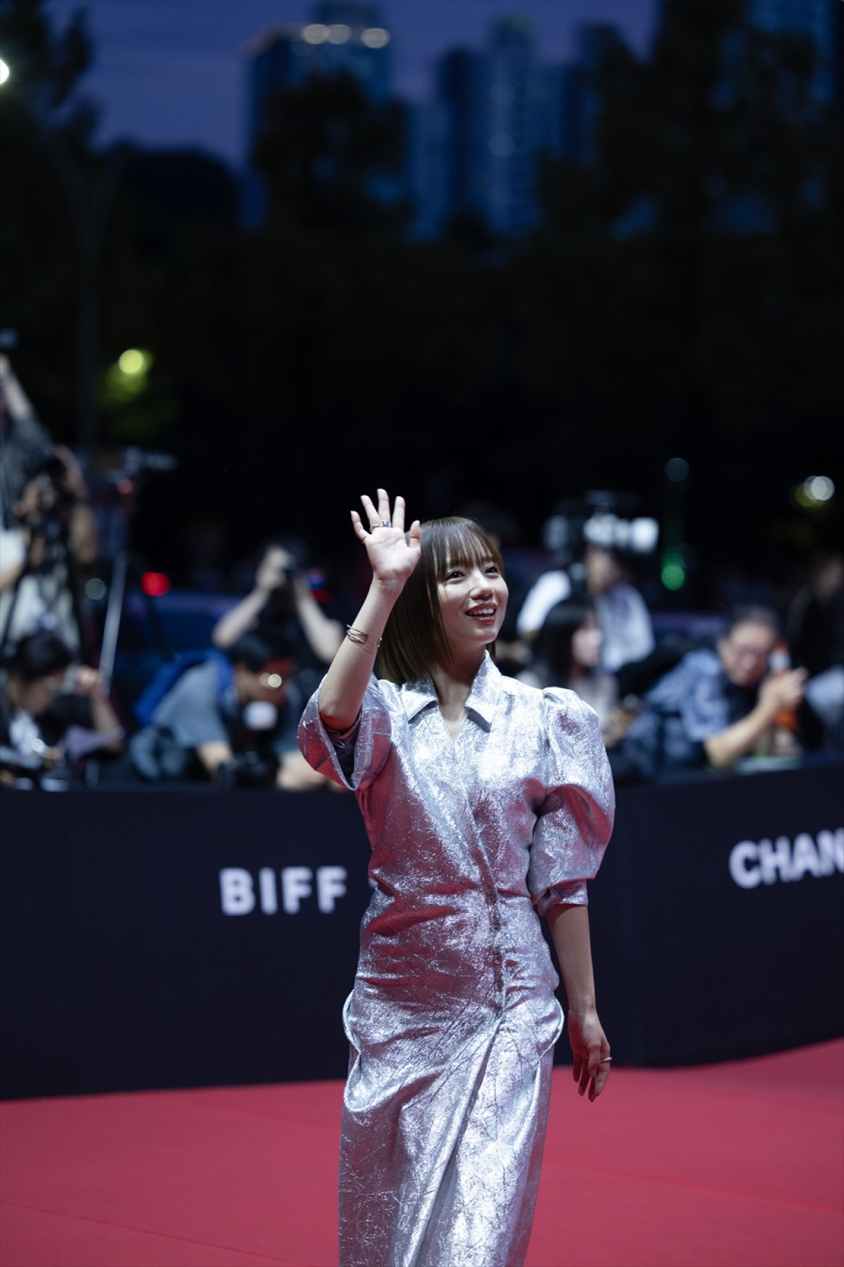 齊藤京子、シルバードレス姿で釜山国際映画祭レッドカーペットに登場！