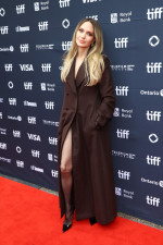 トロント国際映画祭に登場したアンジェリーナ・ジョリー、13年ぶりの美脚ポーズ披露