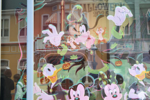 20250916_「ディズニー・ハロウィーン」ランド装飾＿ワールドバザール