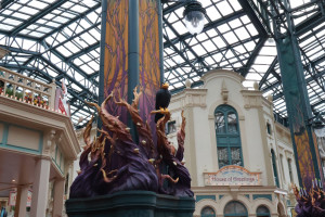 20250916_「ディズニー・ハロウィーン」ランド装飾＿ワールドバザール