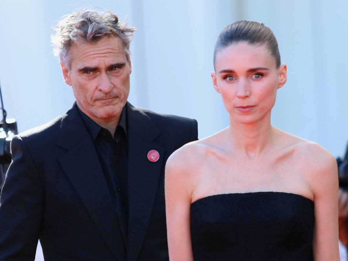 私生活極秘のホアキン・フェニックスとルーニー・マーラが珍しく夫婦でレッドカーペットに