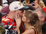 テイラー・スウィフト婚約者トラビス・ケルシー、ポッドキャスト収録直後にプロポーズしていた