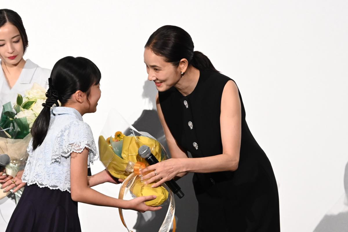 二階堂ふみ、結婚後初の公の場　報道陣からの「おめでとう」にはにかむ
