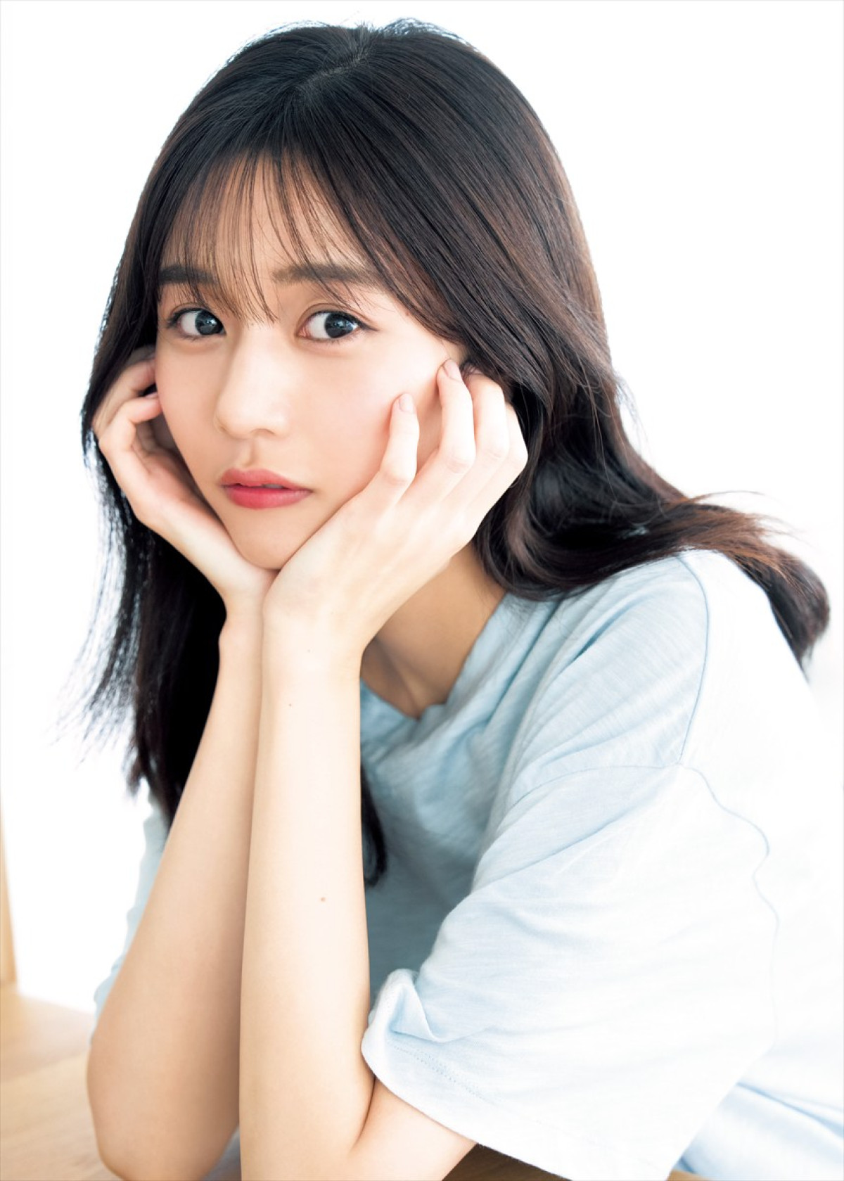 「セント・フォース」の美女アナウンサー・刈川くるみ、デート風グラビアで抜群スタイルを発揮
