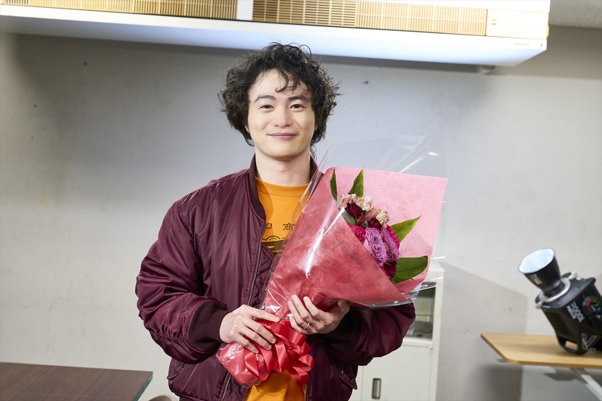 動員105万人突破！ 『ブラック・ショーマン』福山雅治＆有村架純らキャストのクランクアップ写真到着