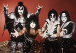 KISSの初代ギタリスト、エース・フレーリーさん（一番右）が死去　74歳