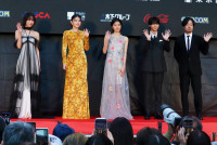 「第38回東京国際映画祭」オープニングレッドカーペットに登場した（左から）南沙良、出口夏希、吉田美月喜、羽村仁成、児山隆監督