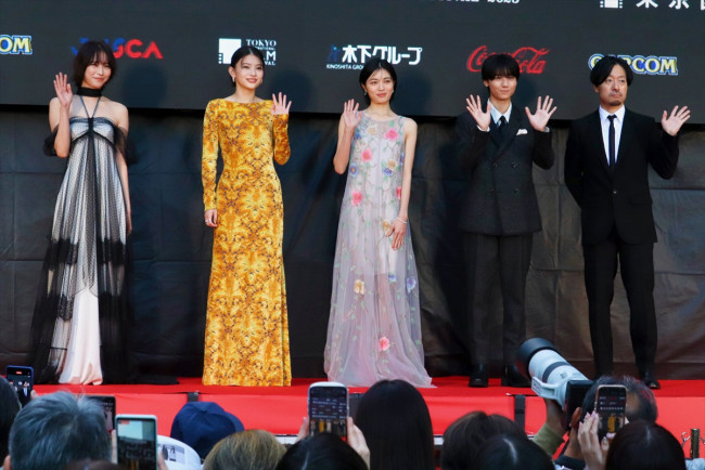 「第38回東京国際映画祭」オープニングレッドカーペットに登場した(左から)南沙良、出口夏希、吉田美月喜、羽村仁成、児山隆監督
