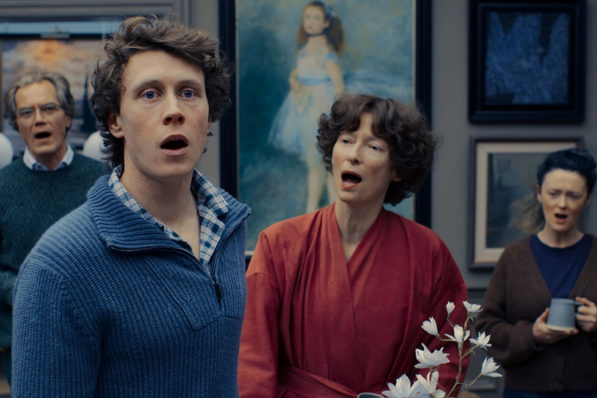 ティルダ・スウィントンの猫耳姿も！　オッペンハイマー監督がおくるミュージカル映画『THE END』シーン写真6点解禁