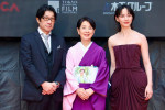 「第38回東京国際映画祭」オープニングレッドカーペットに登場した（左から）阪本順治監督、吉永小百合、のん