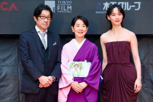 「第38回東京国際映画祭」オープニングレッドカーペットに登場した(左から)阪本順治監督、吉永小百合、のん