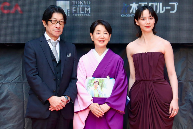 「第38回東京国際映画祭」オープニングレッドカーペットに登場した(左から)阪本順治監督、吉永小百合、のん