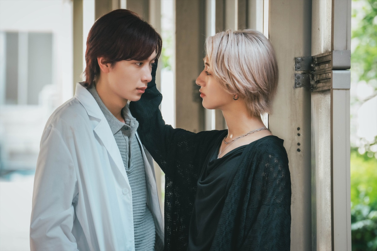 MAZZEL・NAOYA&龍宮城・冨田侑暉W主演ドラマ『セラピーゲーム』舞台化決定! 第2話場面写真も公開