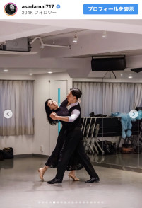 浅田舞、季節変わり目のオフショットや両親と映った幼少期ショットを披露　※「浅田舞」インスタグラム