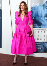 ジュリア・ロバーツ、リメイクドレスに3700万円超のネックレスを合わせてポーズ