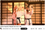 サブリナ・カーペンター、ミニ柔道着でパフォーマンス　※「Saturday Night Live」YouTubeのスクリーンショット