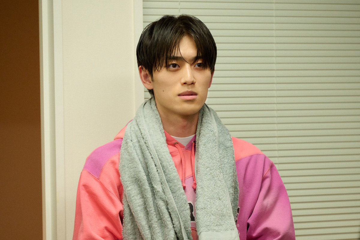 岩本照主演『恋する警護24時 season2』、桜井日奈子＆小野武彦が続投　最新の警護シーン写真も到着