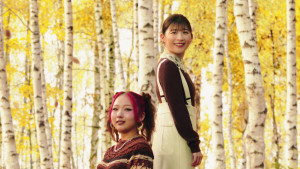 HANA CHIKA&伊藤沙莉がアドリブダンスで息ぴったり! マクドナルド「三角チョコパイ」新CMで共演