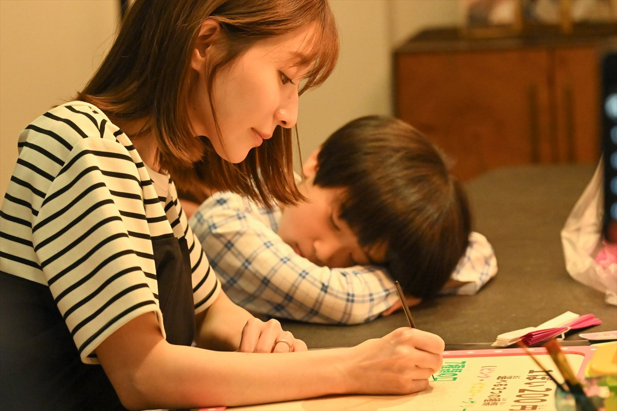 『フェイクマミー』第4話 “茉海恵”川栄李奈、“薫”波瑠の妹として学校のファミリーデーに参加