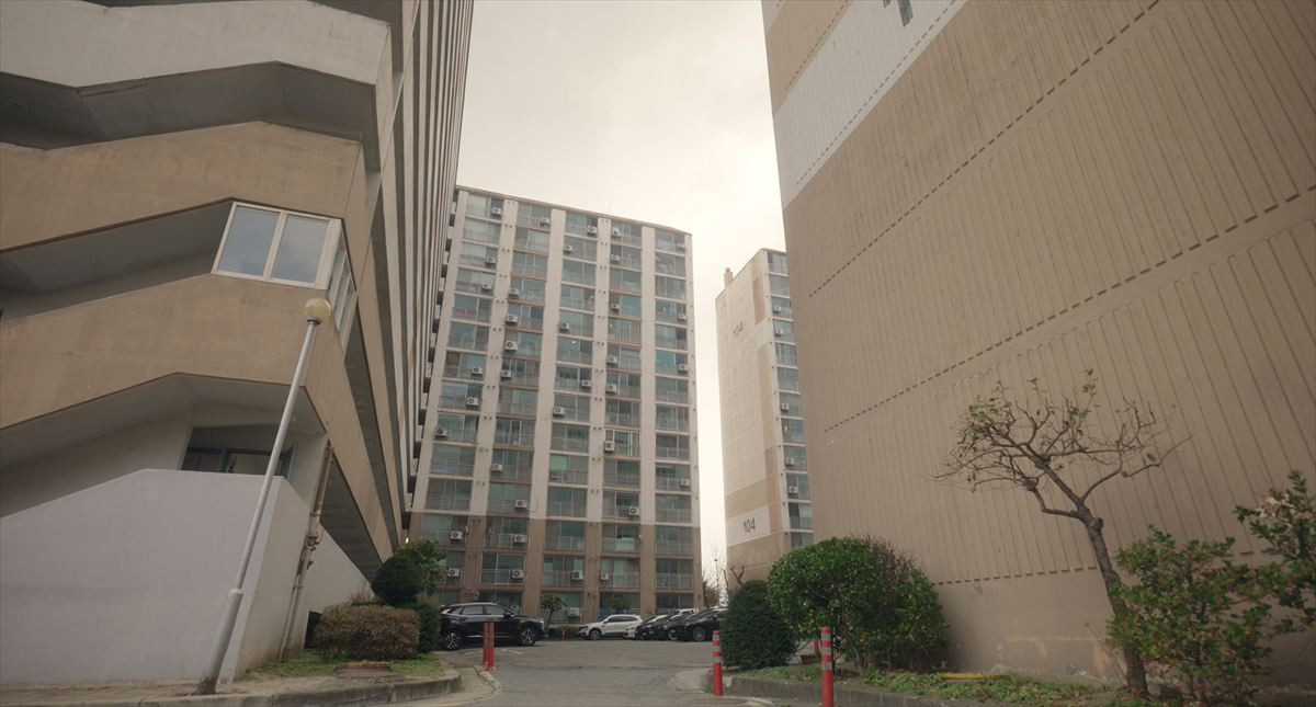 韓国発ホラー『層間騒音』恐怖の団地にはびこる不穏なアイテム・人物カットが一挙解禁