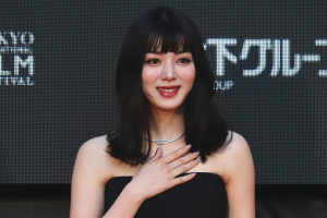 「第38回東京国際映画祭」オープニングレッドカーペットに登場した池田エライザ
