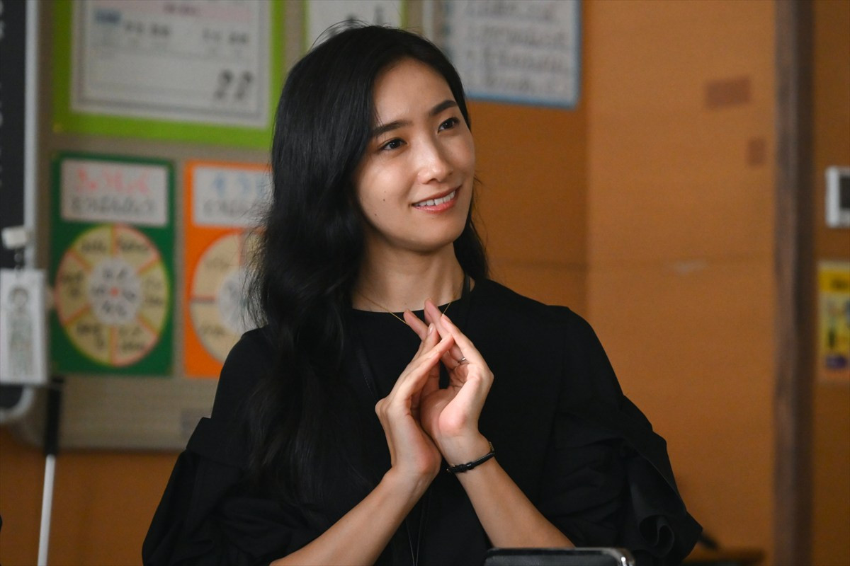 『フェイクマミー』第4話 “茉海恵”川栄李奈、“薫”波瑠の妹として学校のファミリーデーに参加