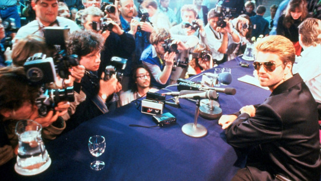 映画『ジョージ・マイケル 栄光の輝きと心の闇』より、ジョージ・マイケルの記者会見