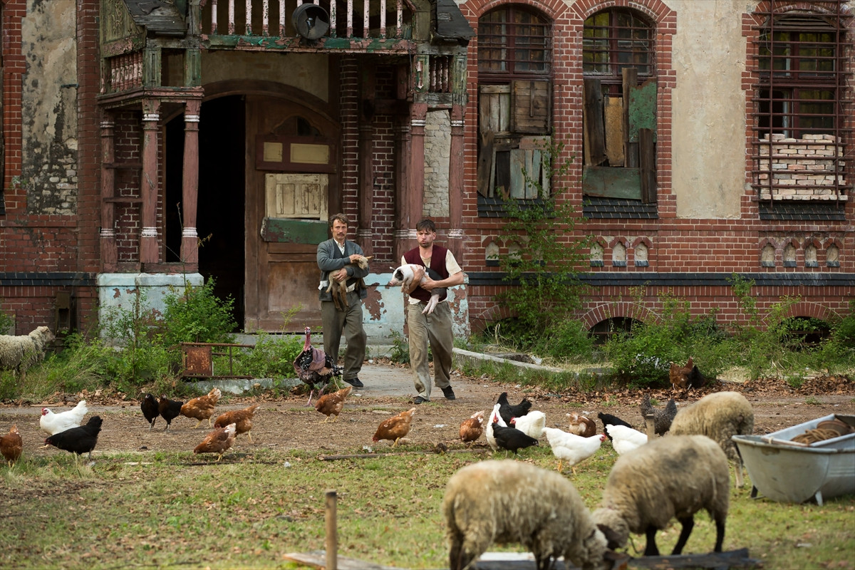 マッツ・ミケルセンの怪演光る！『メン＆チキン』日本初公開決定　予告＆場面写真公開