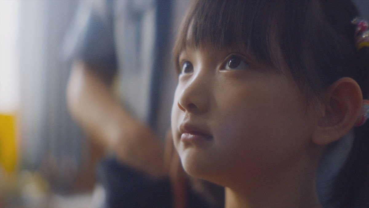 EXO“レイ”チャン・イーシン主演『愛がきこえる』新場面写真解禁　きこえない父と7歳の娘の心温まる絆を描く感動作