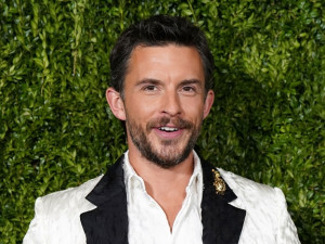 People誌選出「2025年最もセクシーな男性」に選ばれたジョナサン・ベイリー