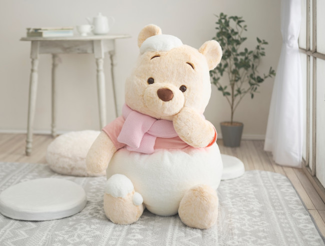 ディズニーストア「WHITE POOH」発売！　マフラー姿の“スーパービッグサイズぬいぐるみ”も用意
