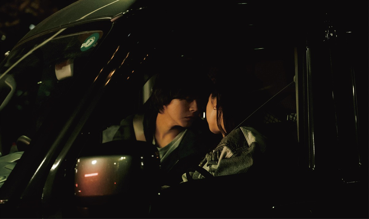 齊藤京子の輝くアイドル姿から不安抱えるスーツ姿も『恋愛裁判』場面写真16点一挙解禁