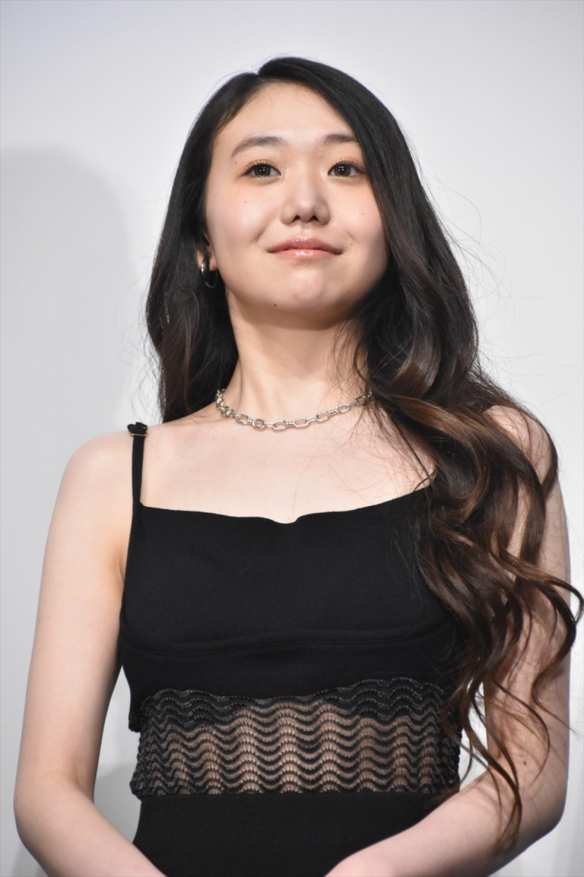 綾野剛、荒井晴彦監督の通訳を担当？　映画『星と月は天の穴』の現場でも“懸け橋”に